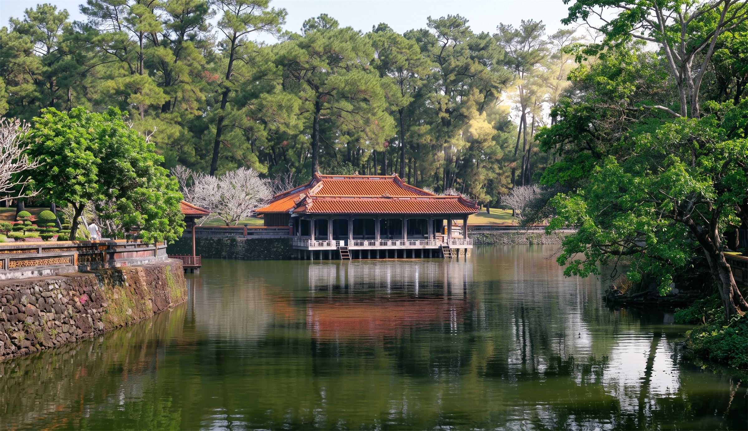 Nhà thủy tạ bên hồ giữa rừng thông ở Huế